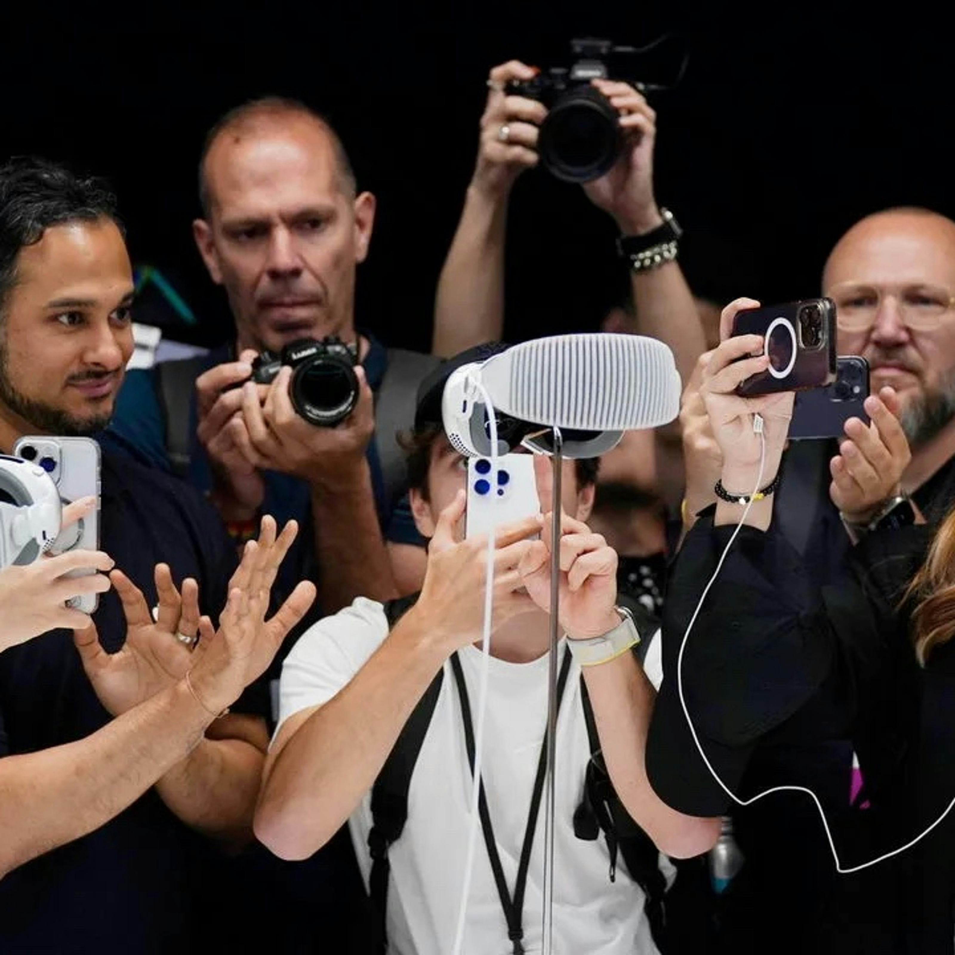 Post title image: Apple v Meta: the battle for our Virtual Future (and who’s going to win)